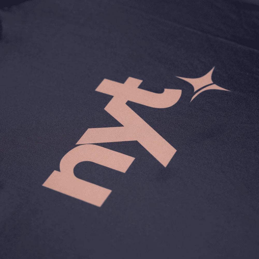 NYT Short Sleeve Sand Centre Logo Rashguard - Image 4